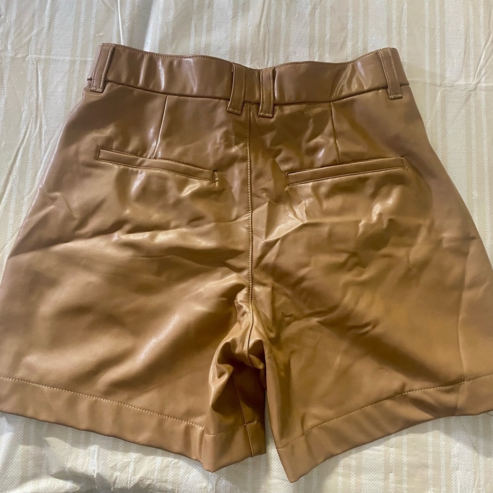 Abercrombie & Fitch High Waist Vegan LeatherTailored Shorts brown/tan color - Picture 5 of 10